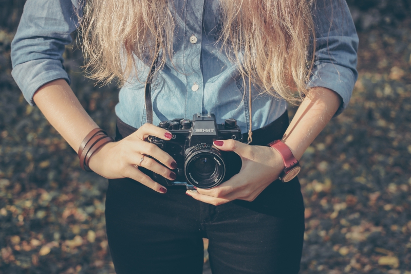 photographe-ST LEGER-min_hand-person-girl-woman-camera-photography-614-pxhere.com